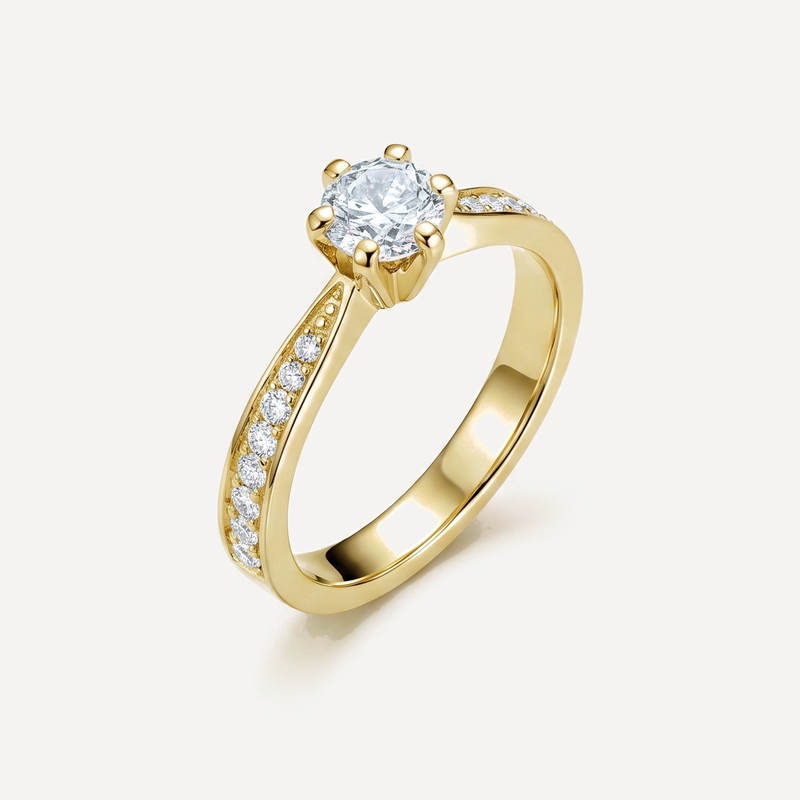 Royal diamantring i guld set fra siden