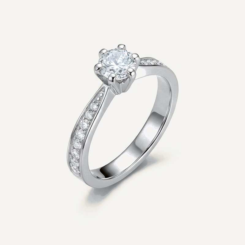 Royal diamantring i hvidguld set fra siden