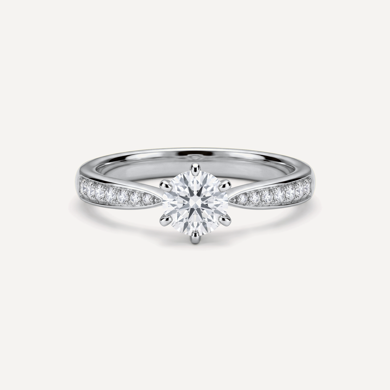 Royal diamantring i hvidguld set forfra