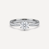 Royal diamantring i hvidguld set forfra