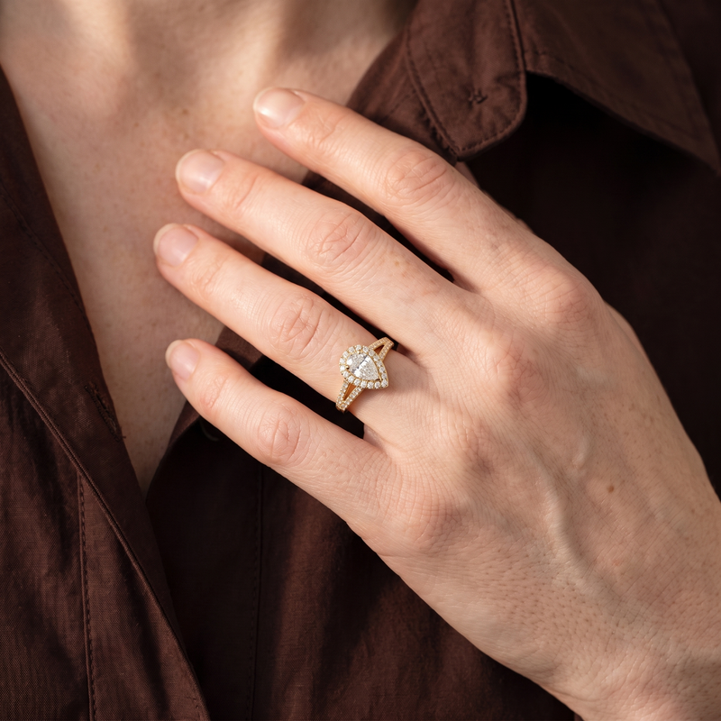 Serenity diamantring i 14 karat guld båret på hånden
