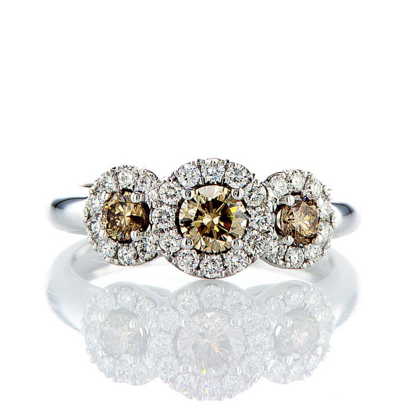 Elegant tre-stens ring med hvide og champagne diamanter