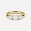 Flora tre-stens ring i guld set forfra