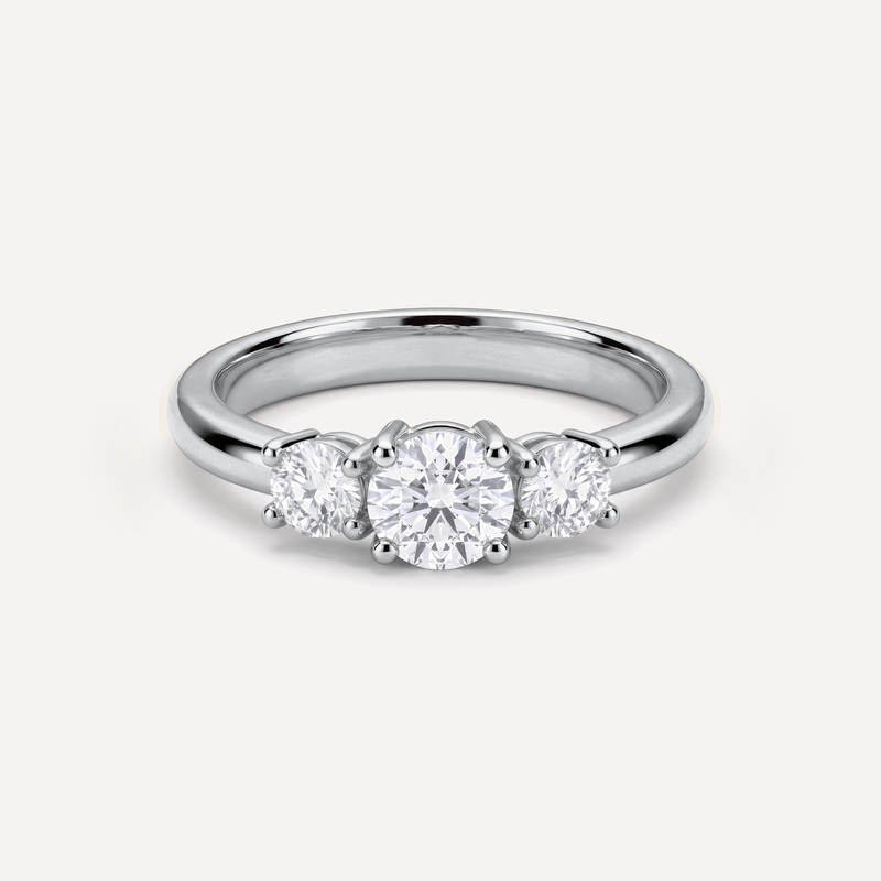Flora tre-stens ring i hvidguld set forfra