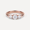 Flora tre-stens ring i rosaguld set forfra