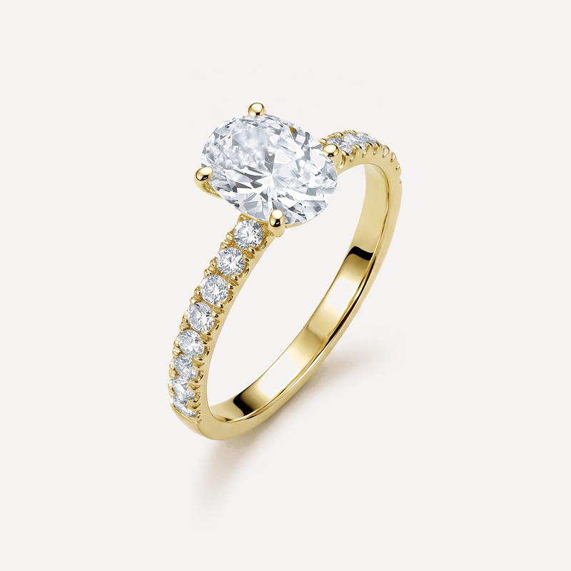 The Oval diamantring i guld set fra siden