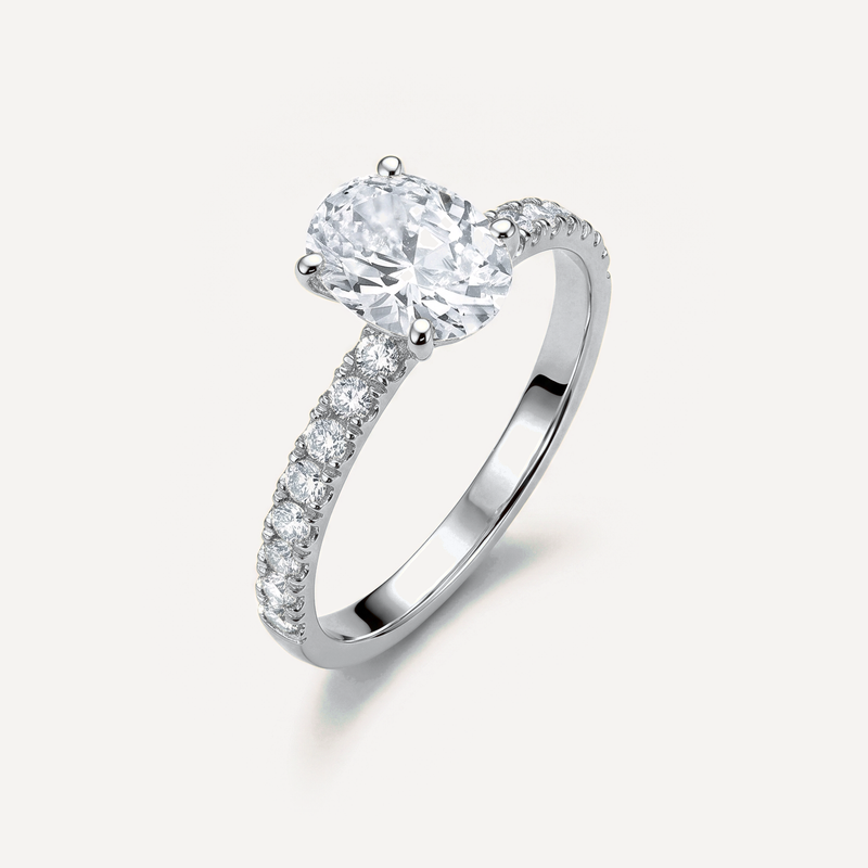 The Oval diamantring i hvidguld set fra siden
