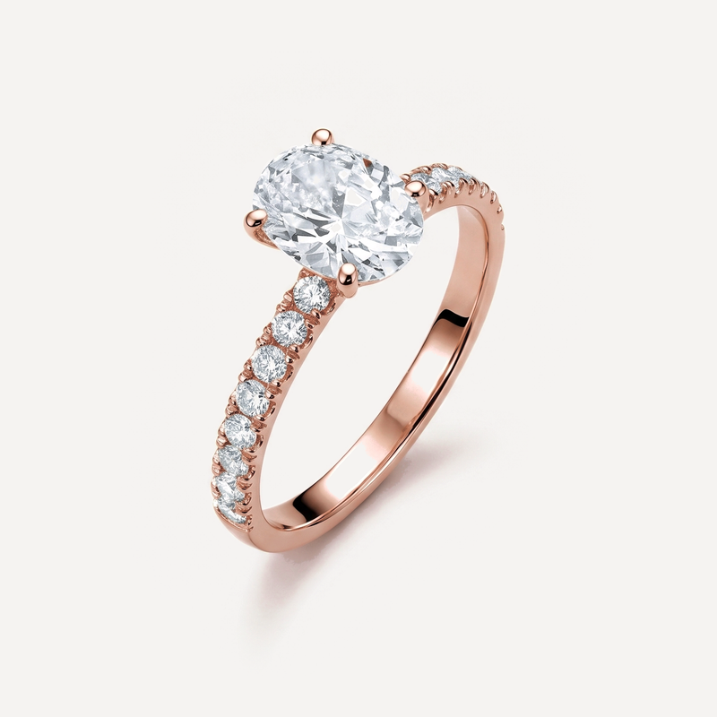 The Oval diamantring i rosaguld set fra siden