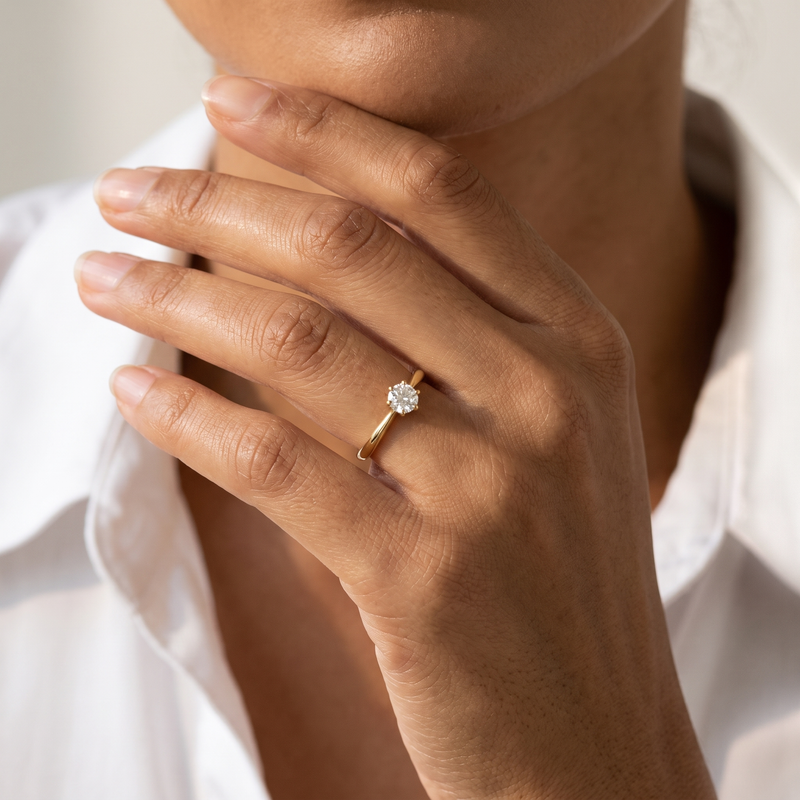 Lora solitairering i 14 karat guld, båret på hånden