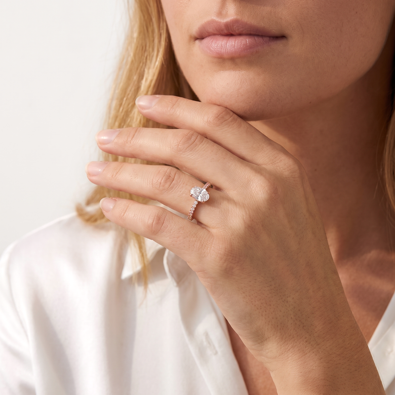The Oval diamantring i rosaguld, båret på hånd