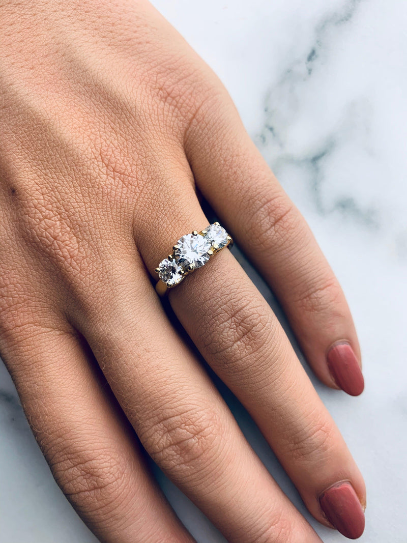 Graceful tre-stens ring